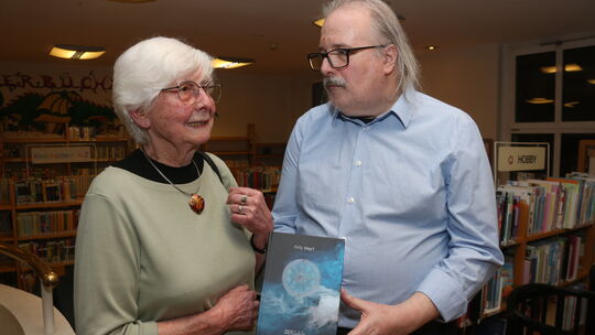 Frank Merken, der Leiter der Stadtbücherei Andernach, freute sich gemeinsam mit Rosa Werf über die überaus große Resonanz.