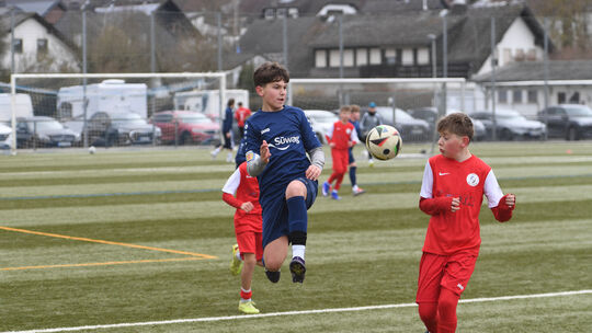 Mark Milosevic (blaues Trikot, hier gegen Wolfsteins Clemens Zimmer) verpasste mit der D-Jugend des TuS KK wichtige Zähler im Ka