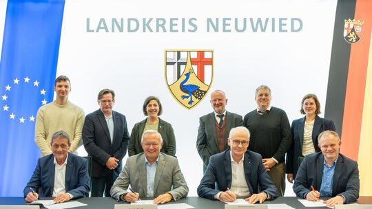 Unterzeichnung des Kooperationsvertrags im Max zur Wied Saal (von links): Landrat Achim Schwickert, Luca Veronese, Sergej Sizov,