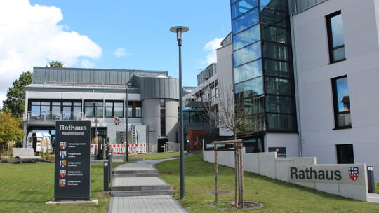 Die Kommunale Wärmeplanung der VG Asbach, hier das Rathaus in Asbach, ist fertig und soll dem VG-Rat im April vorgestellt werden