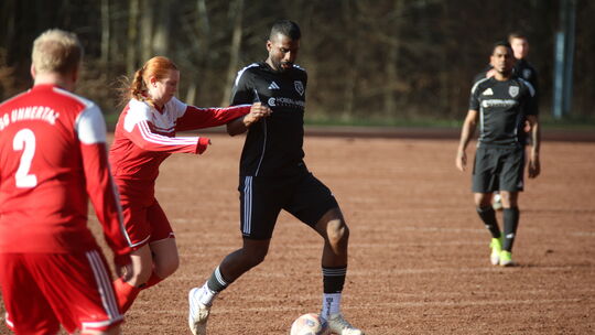 Lara Bidinger von der SG Unnertal II versucht, Paulo de Souza vom TuS Kirschweiler (am Ball) zu stoppen. Das war kaum möglich, d