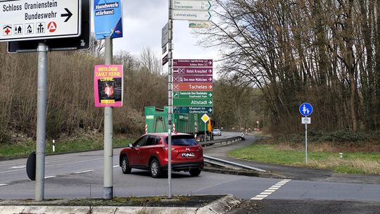 Hinter der Einmündung der Oranisteiner Brücke auf die Koblener Straße in Diez beginnt der schmale Fußgänger- und Radweg auf dem