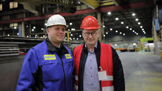 Der aktuelle Koblenzer Novelis-Betriebsratsvorsitzende Denis Hammer (links) und sein Vorgänger Bernd Feuerpeil im Werk in Kessel