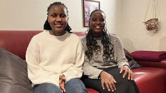 Josephine Wacuka (rechts) und Purity Nduta wohnen während ihres FSJ am Elisabeth-Krankenhaus in Birkenfeld bei Mabel Ngari. Hier