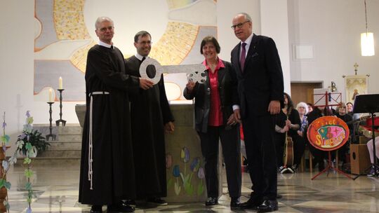 In einer Feierstunde übergeben die Franziskanerbrüder den Schlüssel symbolisch an die Alexianer, die seit Januar die Trägerschaf