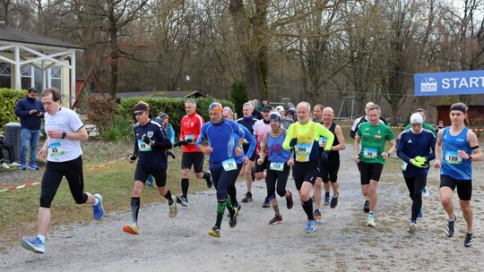 Die Mittelstreckler starten: Ganz rechts der spätere Sieger Brendan Bena, ganz links der Zweite Benjamin Gros.