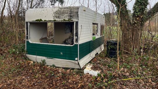 Von dem Wohnwagen ist inzwischen nichts mehr übrig, lediglich Trümmerteile liegen auf dem Boden des Geländes.
