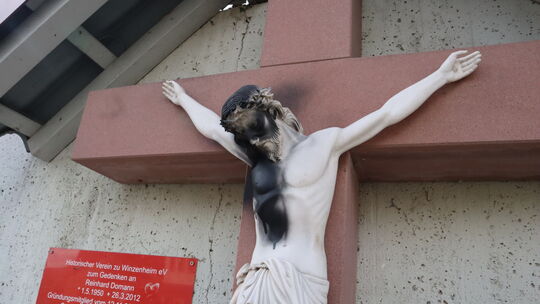 13 Jahre steht das Kreuz an der Ecke des Ökumenischen Kinder- und Jugendhauses und wurde nie Opfer von Vandalismus, bis am späte