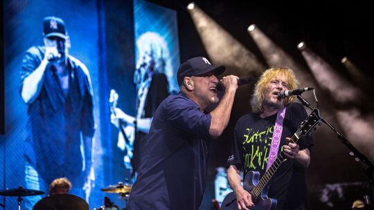 Fury In The Slaughterhouse gehören zu besten deutschen Livebands. Die Hannoveraner sind jetzt neu für den Bonner Kunstrasen gebu