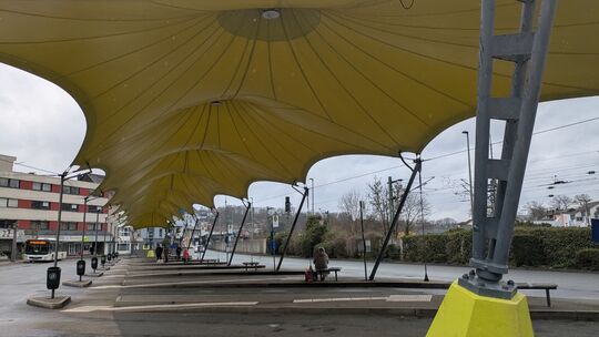 Am hellichten Tag soll die Attacke auf den 47-Jährigen am Betzdorfer Busbahnhof passiert sein.