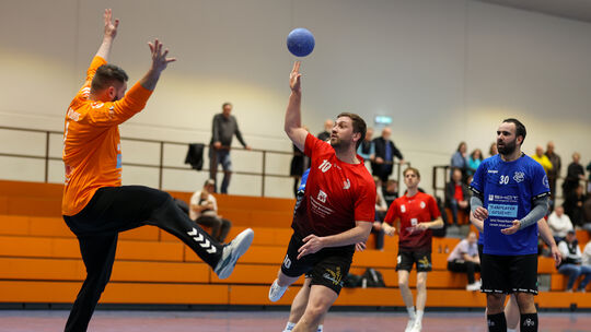 Lukas Schöpfer lupft die Kugel über Christian Frank im Tor des SV Bous. Am Ende gewann der TV Birkenfeld in der heimischen Sport