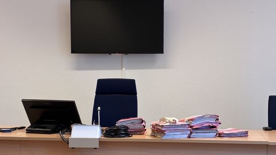 Die Menge der Akten auf dem Richtertisch zeigt: Hier wird gegen einen Koblenzer Beschuldigten verhandelt, zu dem es viele Schrif