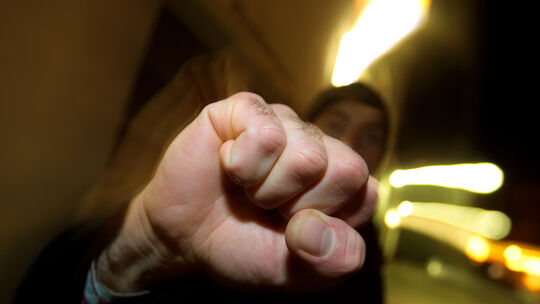 Trug er einen Schlagring oder doch nur ein Feuerzeug in der geballten Faust?