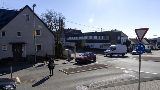 Aktuell erleichtern Querungshilfen in Form von Mittelinseln am sogenannten AOK-Kreisel in Bad Marienberg Fußgängern das Pasieren