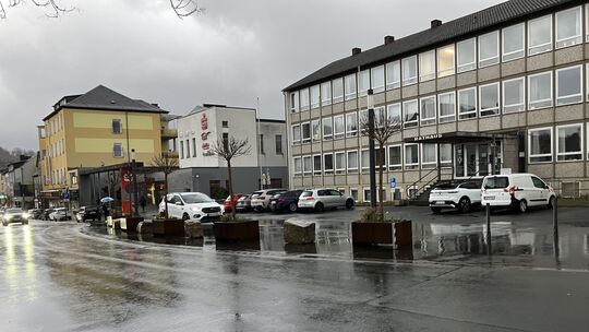 Der heutige Platz vor dem Rathaus wird nur ein Teil des späteren Rathausvorplatzes werden. Im Spätsommer soll der Abriss des bis