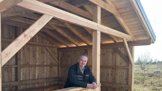 Revierförster Detlev Nauen präsentiert den kleinen Neubau an der "Alarmstange".