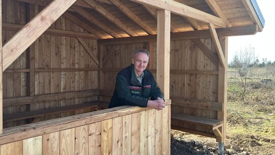 Revierförster Detlev Nauen präsentiert den kleinen Neubau an der "Alarmstange".