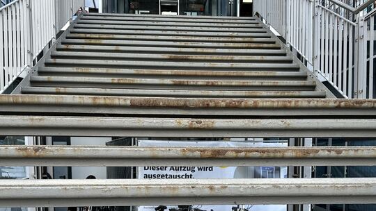 Die lange Treppe wirkt auch schon sanierungsbedürftig, doch derzeit ist sie für Fahrgäste der einzige Weg von der Stadtseite zum