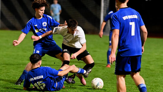 Das Duell am Mittwochabend ist bereits die dritte Begegnung zwischen dem VfB Linz und dem VfB Wissen (blaue Trikots). In der Lig