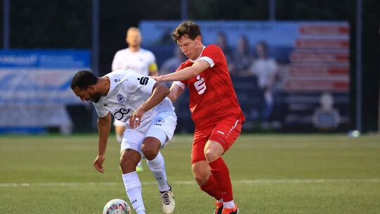 Am Mittwochabend treffen sich Andernachs Alexis Weidenbach (in Weiß) und Immendorfs Mattis Thörner wieder, dieses Mal aufm Dörnc