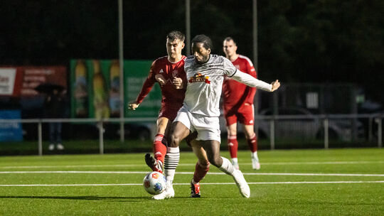 Das Hinspiel in Mendig konnten die Gastgeber gegen Laubach um Jannis Gorges (in Rot) mit 2:1 für sich entscheiden. Einer der Tor