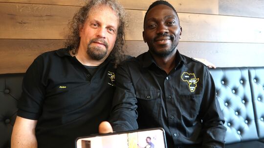 Musik ist sein Leben und die Musikschule sein Ein und Alles: Francis Kalema war zu Besuch bei seinem Freund André Becker, der da