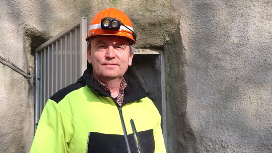 Geologe Michael Rogall erläutert die Maßnahmen der Stollensanierung und warum so viel Zeit ins Land gegangen ist.