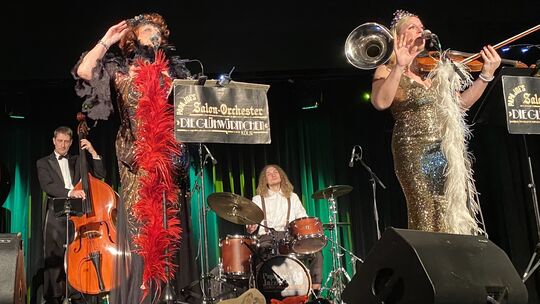 Wer hätte gedacht, dass im Kultursalon der Altenkirchener Stadthalle einmal mehr Swing und Parodie auf Weltniveau dargeboten wur