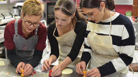 In der "Süßen Werkstatt" des Hotels Heinz entwickelt Konditorin Sabine Heuboth (links) mit Teilnehmerinnen an der Night of Talen