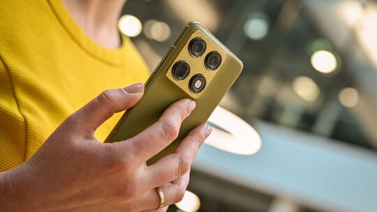 Eine Frau hält das Motorola Signature in der Hand