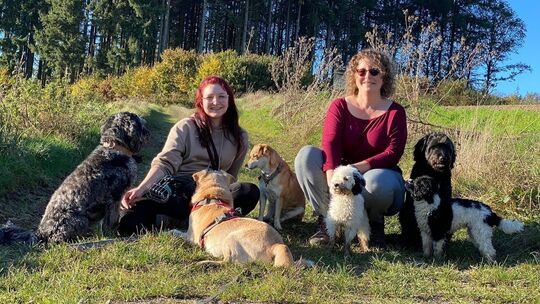 Astrid Simonis mit ihrer Tochter Lea Simonis bei einem Spaziergang mit ihren Hunden.