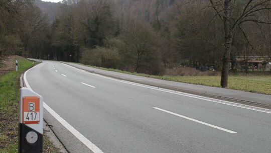 Das Areal rechts zwischen der Bundesstraße 417 und der Bahnstrecke soll für einen neuen Parkplatz der Nassauer Munitionsfabrik g