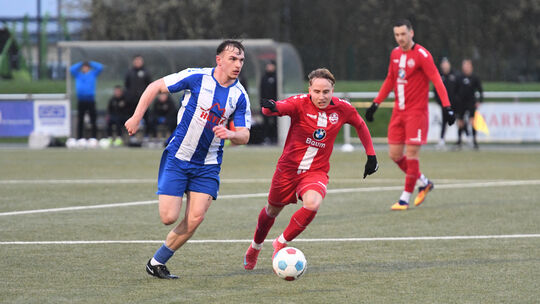Ahrweilers Luca Marx (in Rot, im Hintergrund Almir Porca, hier beim 4:1 vom Samstag gegen den Wirgeser Luis Krissel) spielte nac