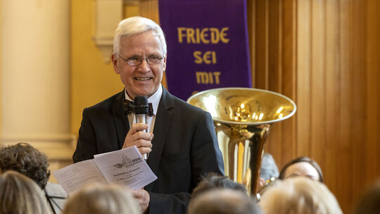 Guido Paulig, der Leiter des Kirchenchors, begrüßte in der evangelisch-lutherischen Kirche Gemünden die zahlreichen Konzertbesuc