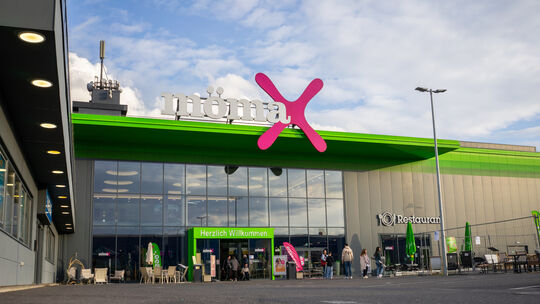 Das Möbelhaus Mömax gehört bereits zur XXXLutz-Gruppe. Direkt daneben soll in Koblenz an der B9 eine neue große XXXLutz-Filiale