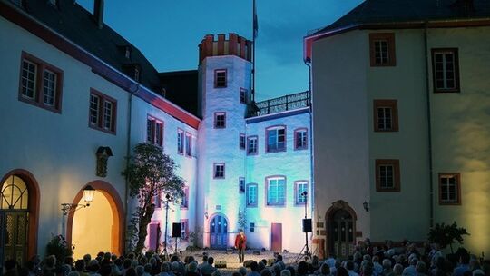 Die Burgspiele Braubach versprechen auch 2026 wieder ein Theatervergnügen im historischen Ambiente von Schloss Phlippsburg in Br