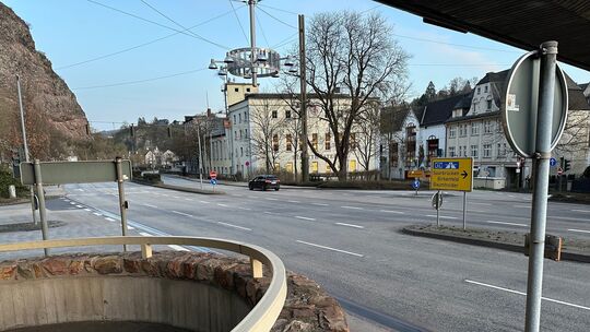 Die Beleuchtung auf der Naheüberbauung ist inzwischen in die Jahre gekommen. Die Laternen entlang der Bundesstraße sind aus Kost