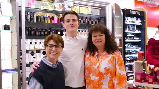 Barbara Summerer (links), Inhaberin der Parfümerie Wäschegalerie Boos, beschäftigt in ihrem Geschäft bereits zwei Generationen v