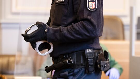 Im Kreis Neuwied hat die Polizei 2025 Tatverdächtige festgenommen, die sich dann vor Gericht wiedergefunden haben.