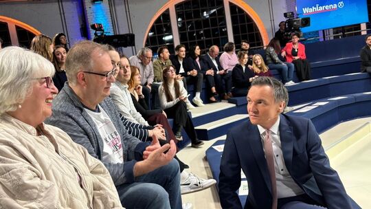 Ellen und Michael Müller in der SWR-Wahlarena mit Redakteur Sascha Becker