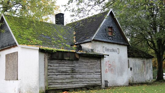 Ungenutzt schlummert derzeit das alte Bahnhofsgebäude Sainscheid inmitten von Grün am Rad- und Wanderweg von Westerburg nach Wal