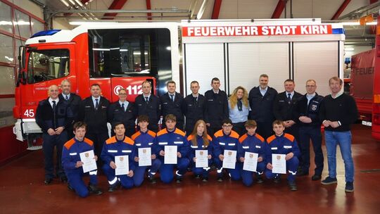 Stolz auf die Nachwuchsarbeit: Acht Jugendliche wurden in Kirn aus der Jugendfeuerwehr in die aktive Wehr übernommen.