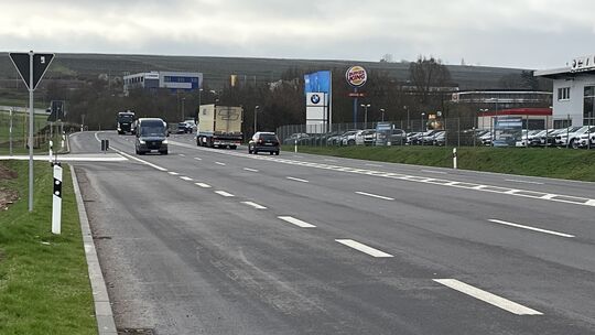 Es flutscht auf dem vierstreifigen Abschnitt der B428 im Bad Kreuznacher Osten. Doch die Stadt wird die zulässige Höchstgeschwin