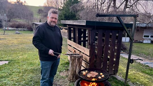 Markus Schulz an seinem Lieblingsplatz: die Grillstelle an seiner Gartenhütte, mit etwas Leckerem auf dem Rost. Zur Not tut es a