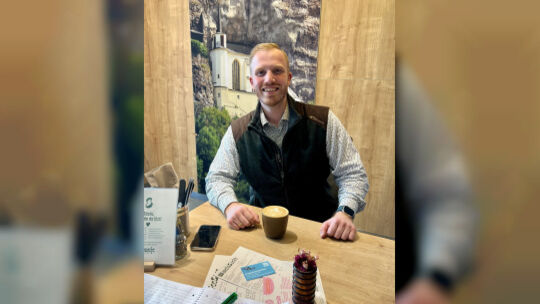 Im Café Maje traf der NZ-Reporter Frederik Grüneberg, CDU-Direktkandidat im Wahlkreis 19 für die Landtagswahl am 22. März.