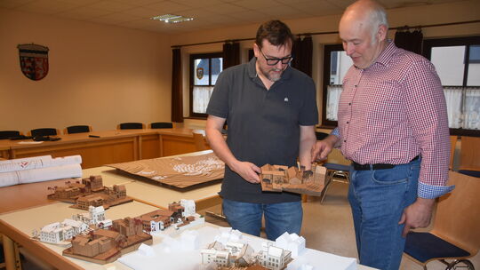 Hochschule hilft Gemeinde: Am großen 3D-Modell von Bogel schauen sich Bürgermeister Uwe Holstein (rechts) und der Erste Beigeord