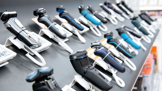 Herrenrasierer liegen in der Filiale des Elektronikmarkts