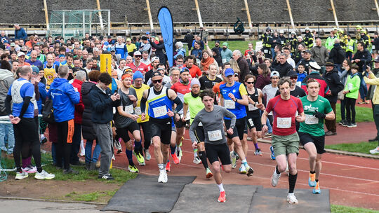 Ein gigantisches Feld: Fast 260 Halbmarathonis laufen aus dem Stadion heraus. Direkt an der Spitze ist Martin von Roeder (rotes