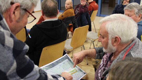 Bürger diskutieren auf der Grundlage des Bebauungsplans für die Straße "Im Kirchenpösch" über die Verkehrsregelung in Niederaden