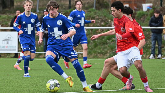 Jakob Zimmermann (am Ball) und seine Mitspieler im B-Jugend-Regionalligateam des JFV Wolfstein haben es derzeit schwer. Am Woche